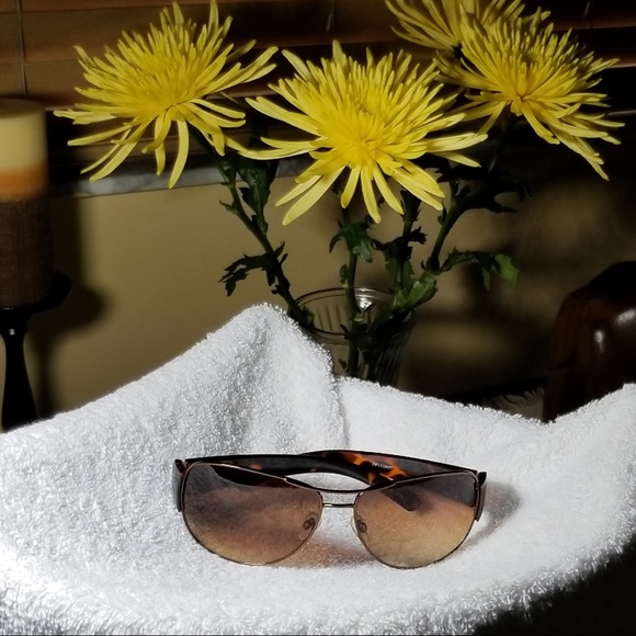 Daisy Fuentes Accessories - Daisy Fuentes Sunglasses.